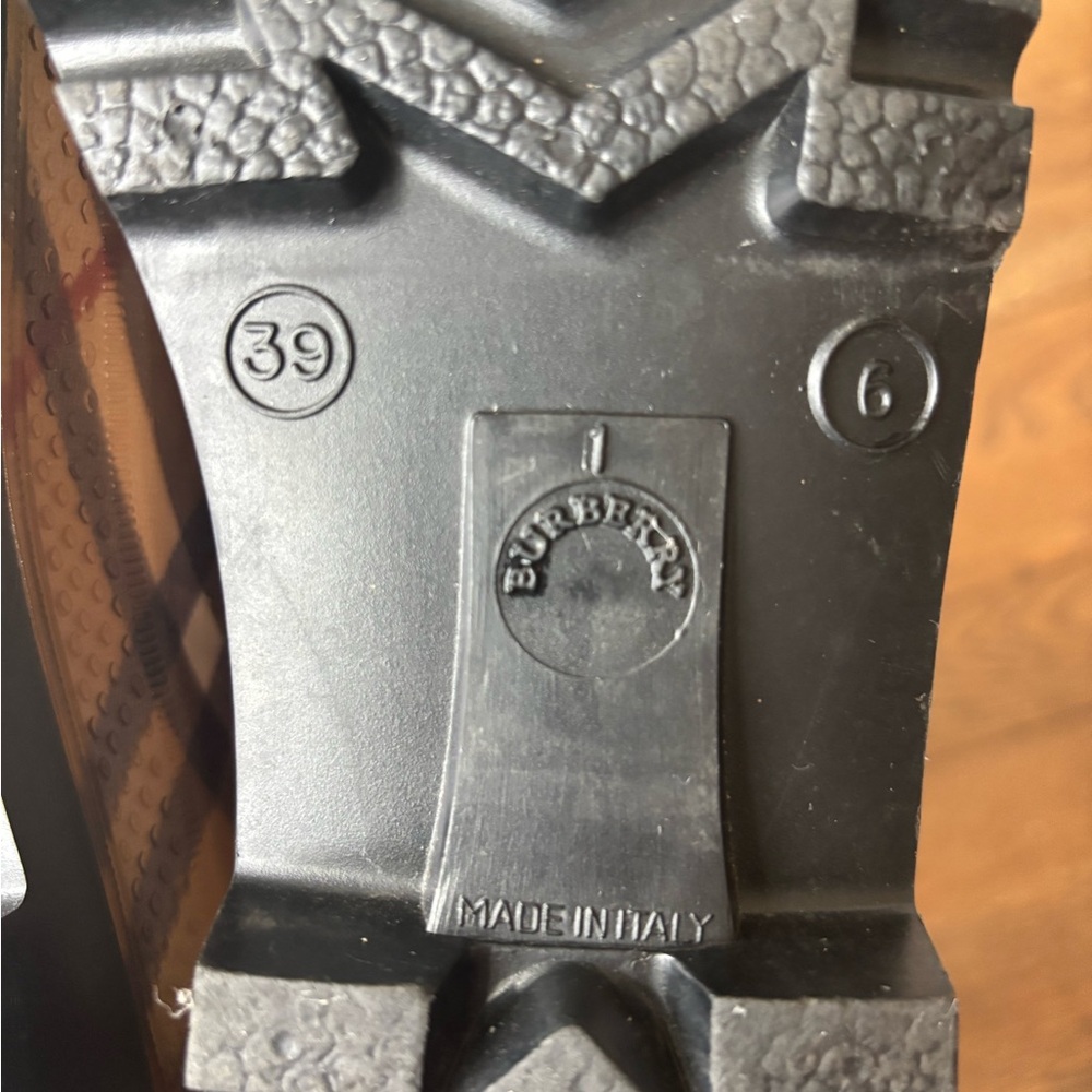 Classic Burberry Rain Boots - Picture 7 of 9